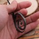 Collier Viking en spirale, en fer forgé à la main avec cordon de cou en cuir réglable vue coté