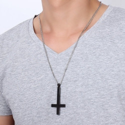 Collier Croix de saint Pierre avec pendentif couleur portée